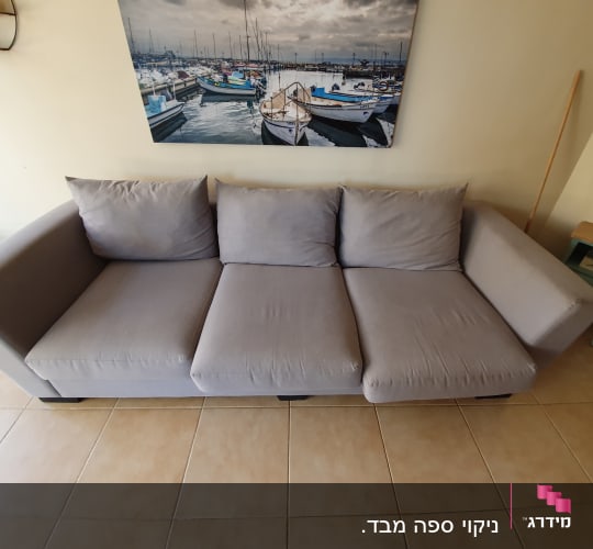 ספה אפורה נקייה על רצפת אריחים